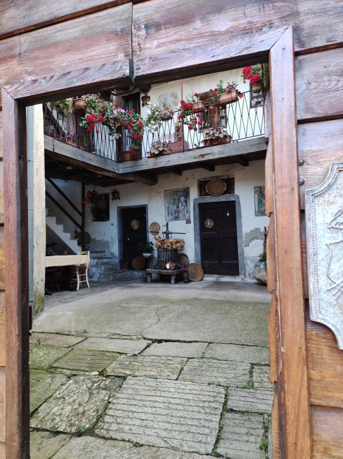 La Corte Del Poeta Arcumeggia Exterior foto